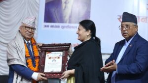 पूर्वराष्ट्रपतिद्वारा पूर्वप्रधानमन्त्री सम्मानित